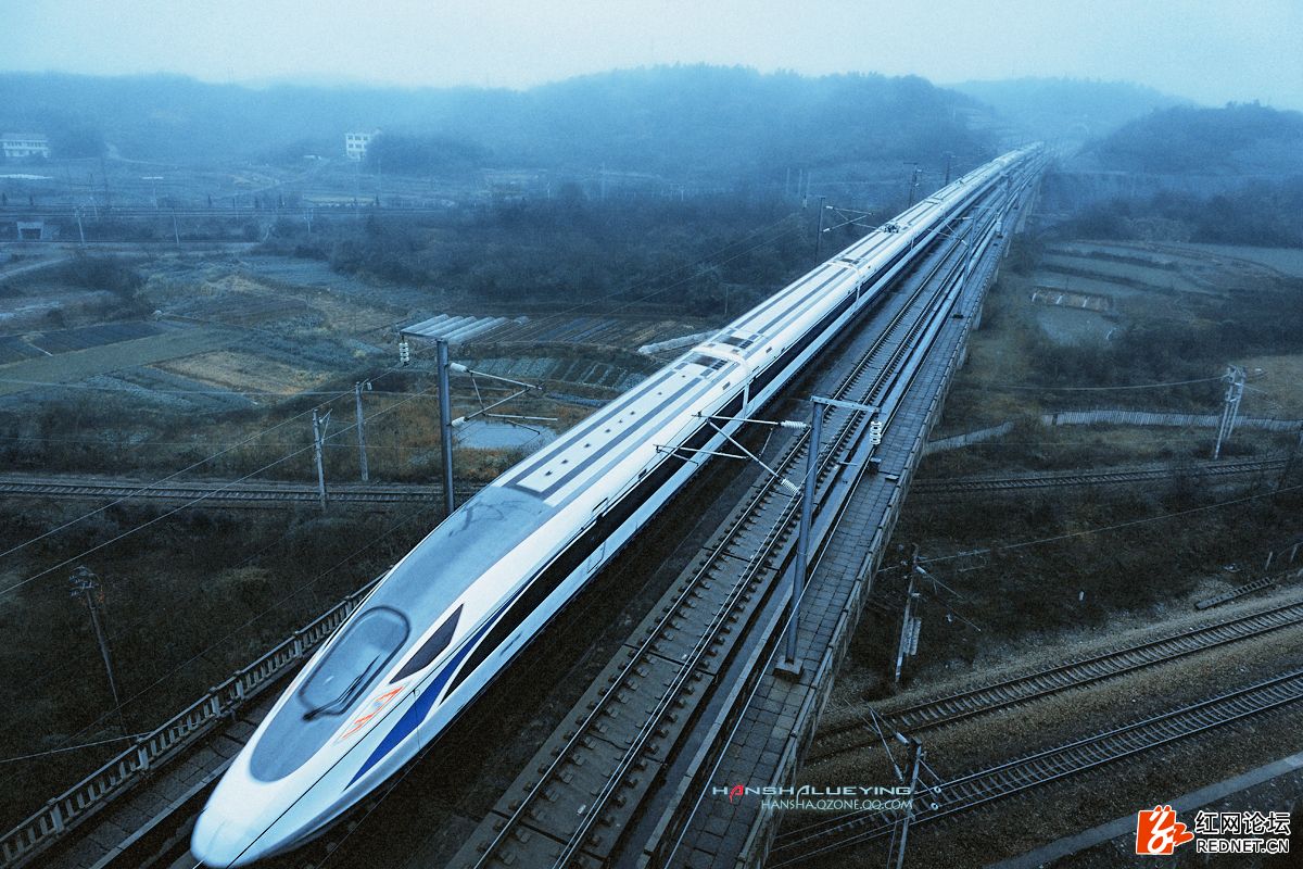 中国正以超乎想象的速度飞驰:摄影师记录彻夜不眠的高铁人