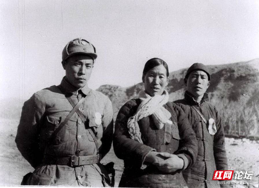 左起:战斗英雄邓世军,子弟兵母亲戎冠秀,爆炸大王李勇.抗战时期.jpg