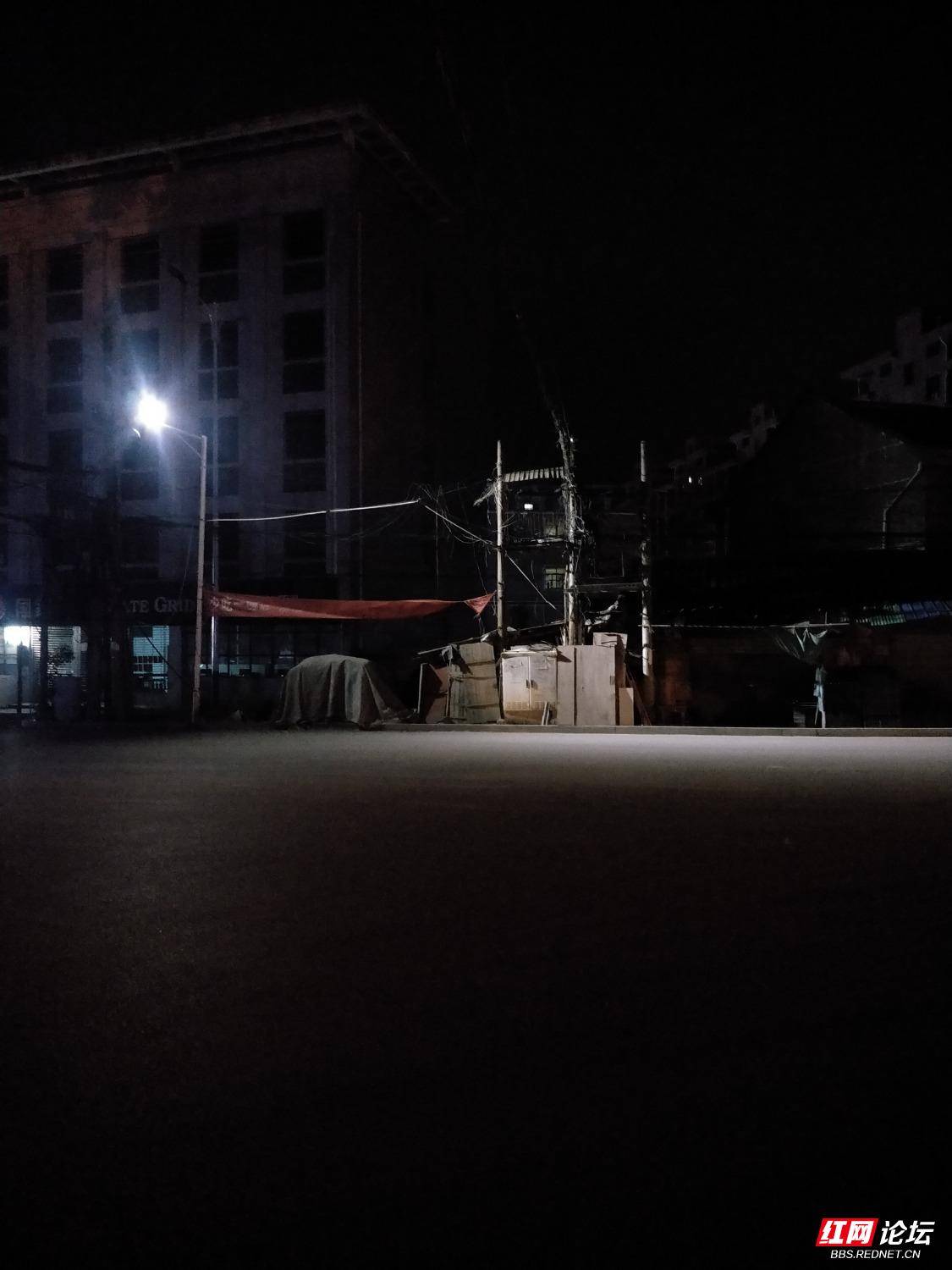 洪江市安江镇人民医院丁字路口处,三条路的交汇处,夜晚一片漆黑