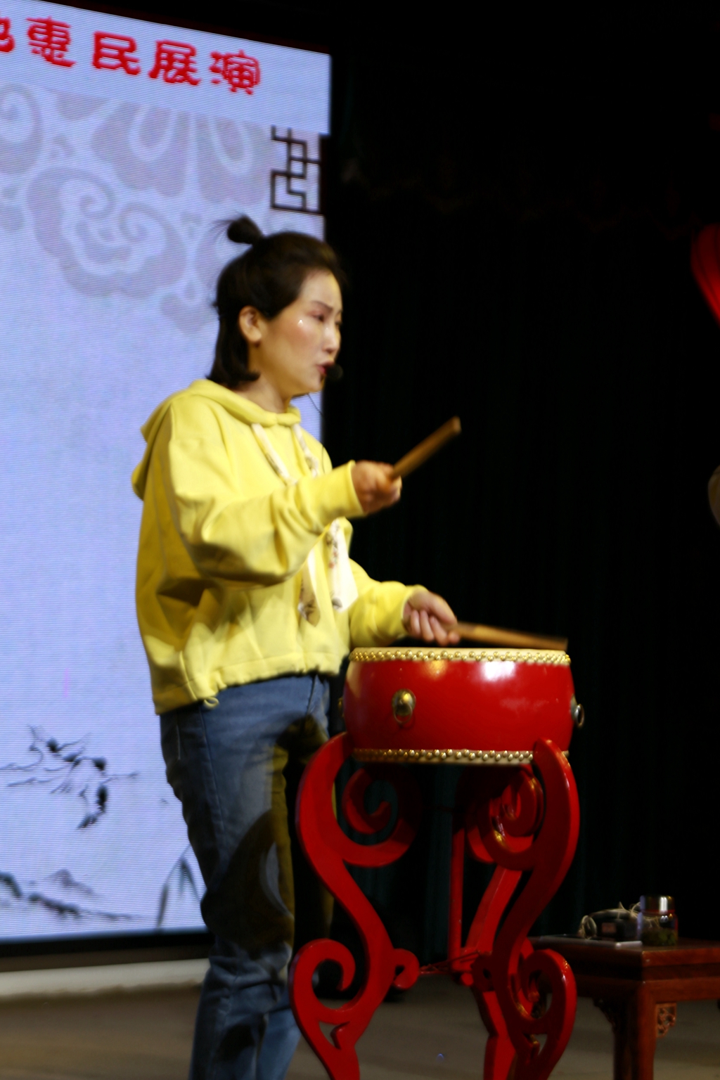 元宵节市文化馆组织"澧州大鼓"民间艺人在河街义务献演