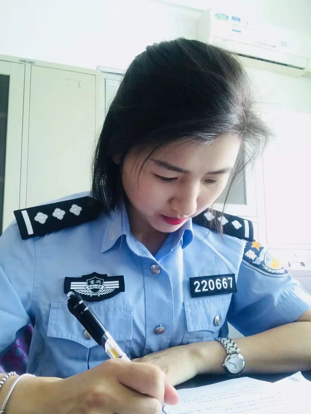 女武警，佢一定係處女 - 香港高登討論區