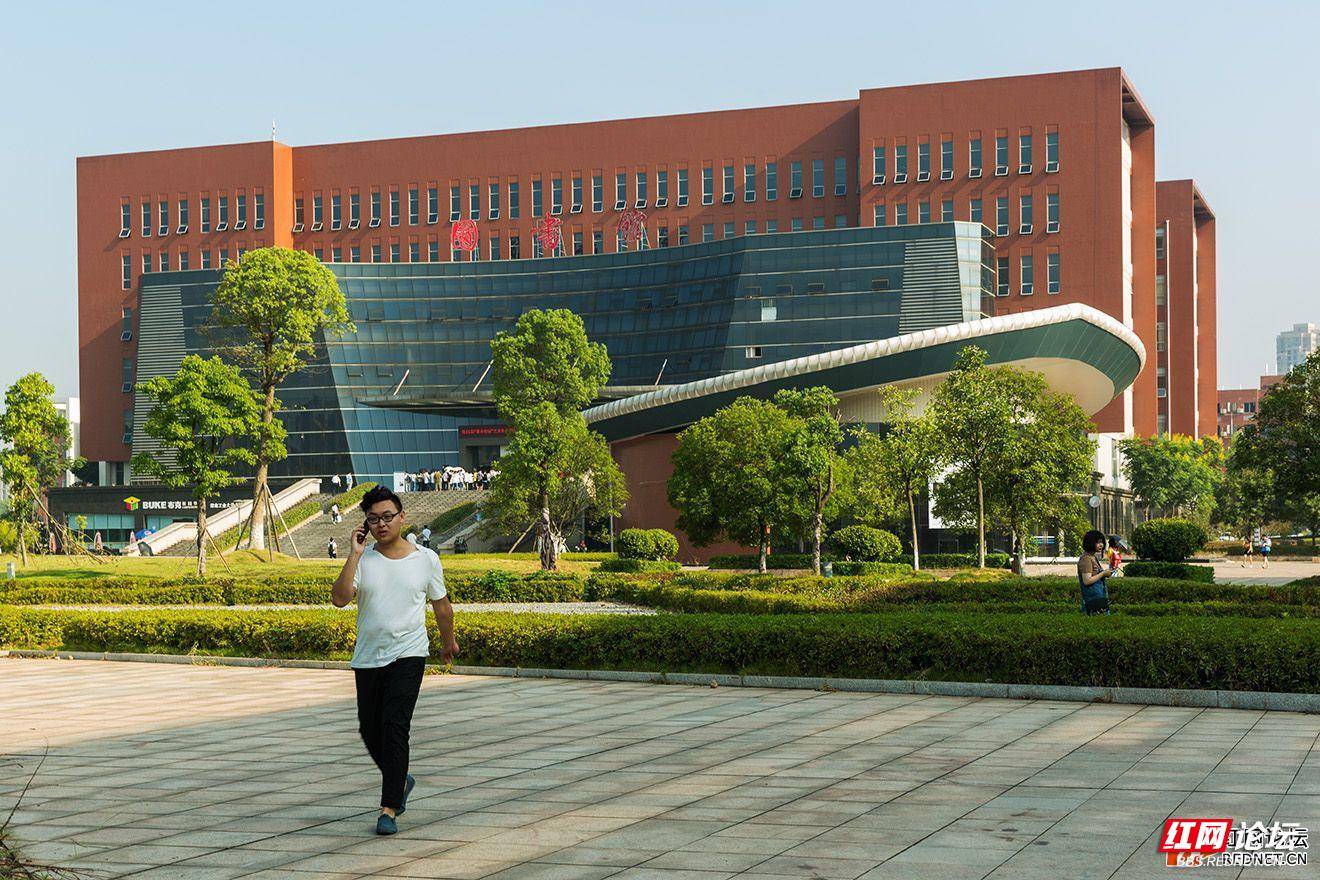 株洲市第三屆花鳥畫在湖南工業大學圖書館展出