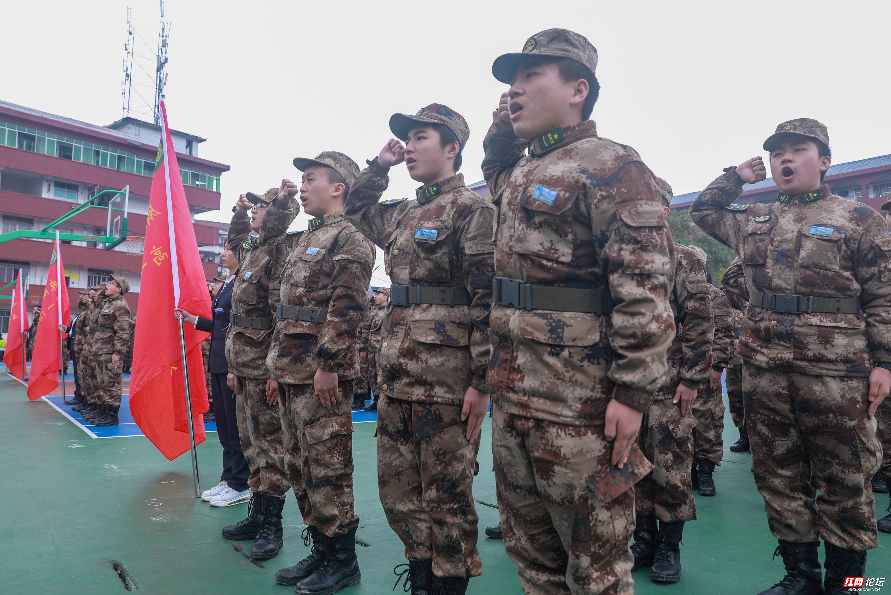 12月31日,麻阳苗族自治县民族中学举行国防班授旗仪式,国防班的学生